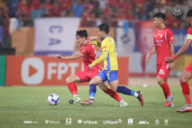CÔNG AN HÀ NỘI 4-2 HÀ NỘI: MỞ HỘI TẠI HÀNG ĐẪY